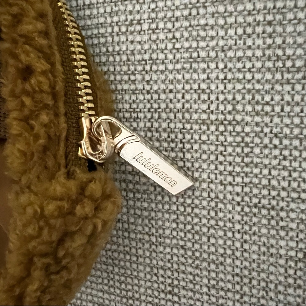 Brand new with tags Lululemon Everywhere fleece belt bag, burnt camel and gold - Picture 6 of 9